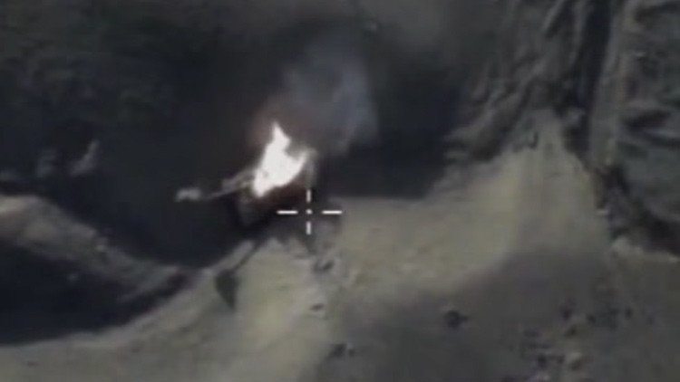Militares rusos publican cómo sus aviones destruyen tanques de terroristas en Siria (video)