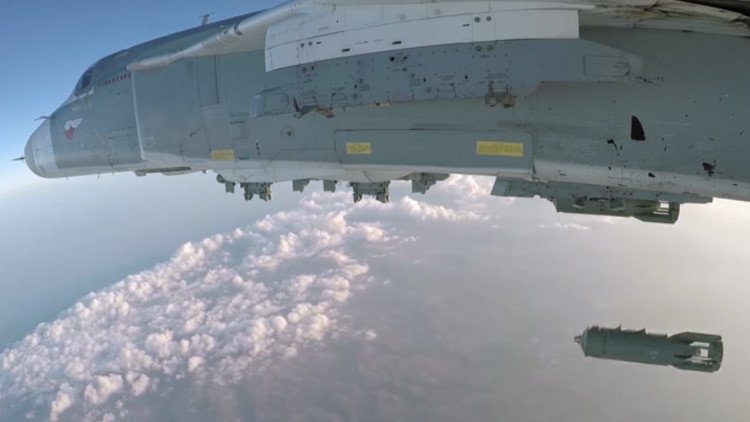 VIDEO: Así ataca un Su-24 las posiciones de los terroristas en Siria