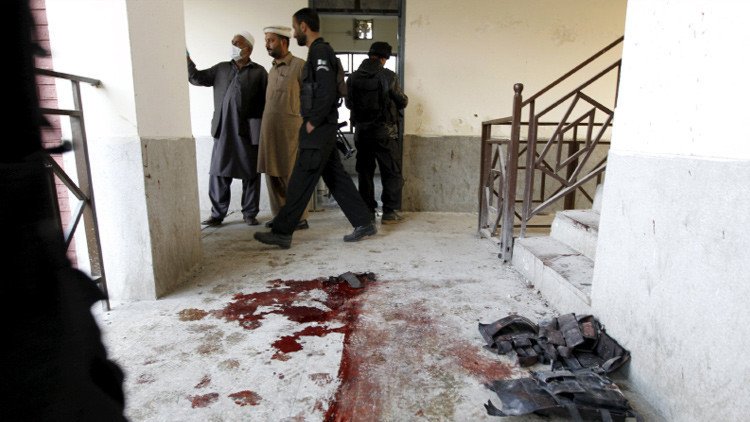 Muerte heroica: un profesor armado hace frente a los talibanes en el ataque a una universidad