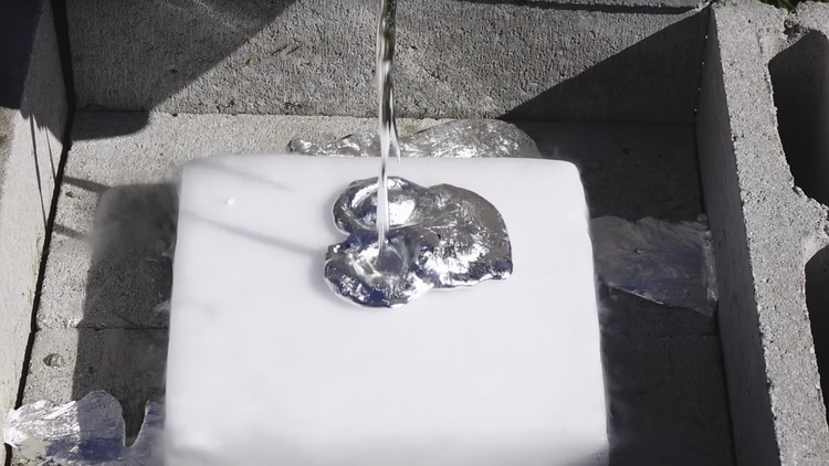 Qué pasa si viertes aluminio fundido sobre un bloque de hielo