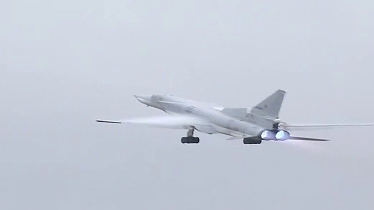 Video: Un bombardero ruso Tu-22 lanza una 'lluvia de bombas' contra el Estado Islámico en Siria