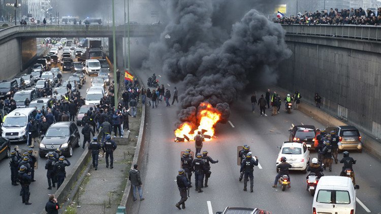 "Un genocidio para los taxis": la Policía francesa usa gas lacrimógeno contra protestas de taxistas