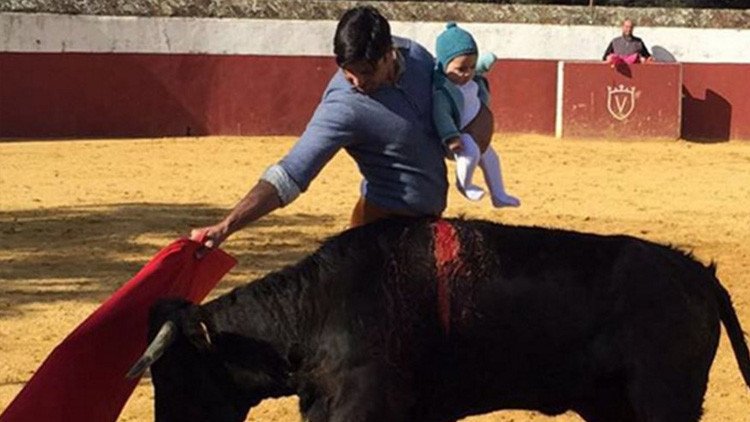 Un matador español publica una polémica foto toreando con su hija de 5 meses en brazos