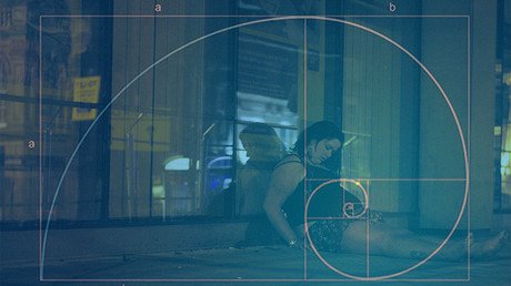 Al estilo de Miguel Ángel: la foto de un inglés ebrio en Año Nuevo provoca una avalancha de memes