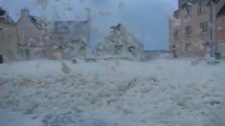 ¿Existen las tormentas de espuma? Una extraño fenómeno blanco sorprende a una ciudad