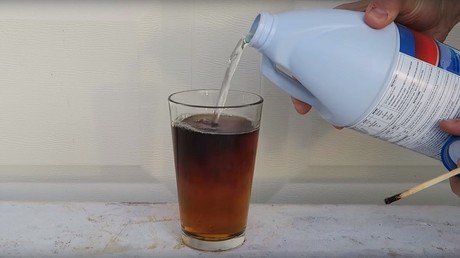 ¿Qué ocurre si se mezcla lejía y Coca-Cola?