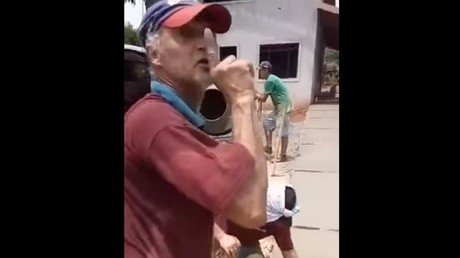 Un joven mira su 'smartphone' en vez de trabajar y su colega le prepara el castigo más severo