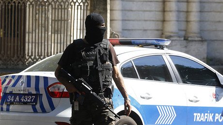 Un ataque suicida deja al menos 10 muertos en el centro de Estambul (Video)