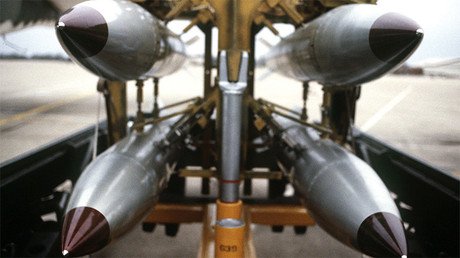 "Carísima e innecesaria": Obama recibe críticas por la nueva bomba atómica de EE.UU.