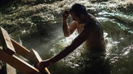 Bautismo: los rusos se sumergen en agua helada para volverse invencibles antes las enfermedades