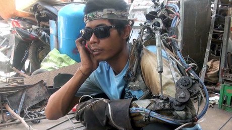 Video: Un soldador indonesio se construye un brazo robótico controlado por el cerebro