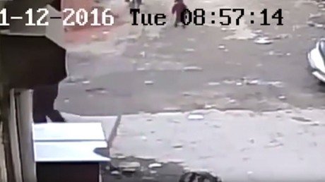 Una niña tropieza en plena calle y eso le salva la vida