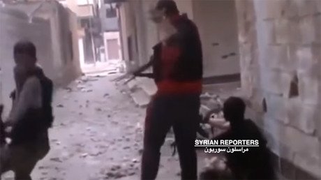 Video: Así quedó la mano de un terrorista tras 'atrapar' una bala de su compañero