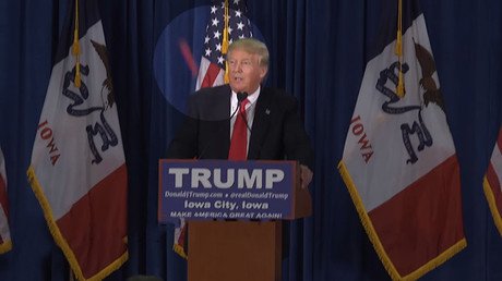 Video: Manifestantes lanzan tomates a Donald Trump durante un discurso en Iowa 
