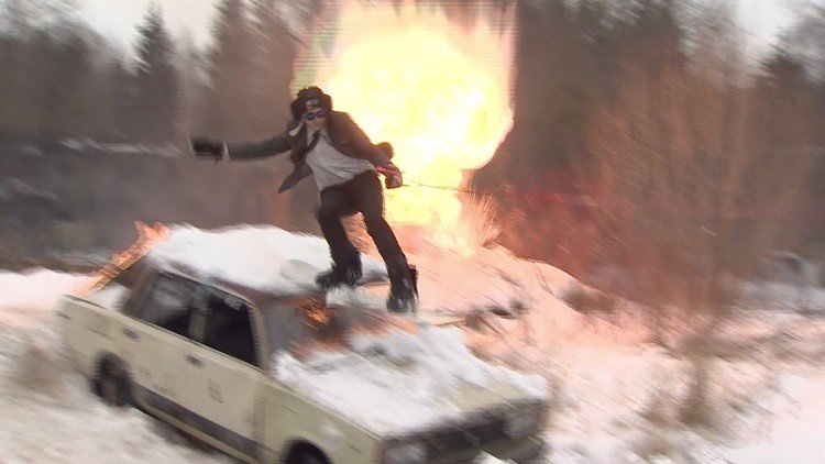 Snowboard 'a la rusa': un grupo de moscovitas atan sus tablas a un vehículo militar