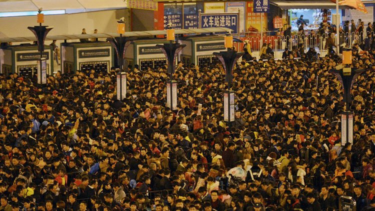 Cola infernal: 100.000 chinos colapsan una estación de tren (VIDEO, FOTOS)