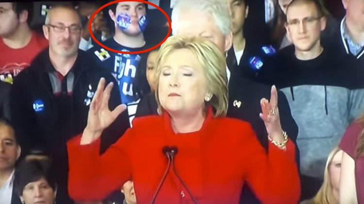 Un inesperado joven se roba el 'show' en el discurso de Hillary Clinton