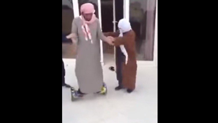 Un saudita monta en un 'hoverboard' por primera vez y no le resulta fácil