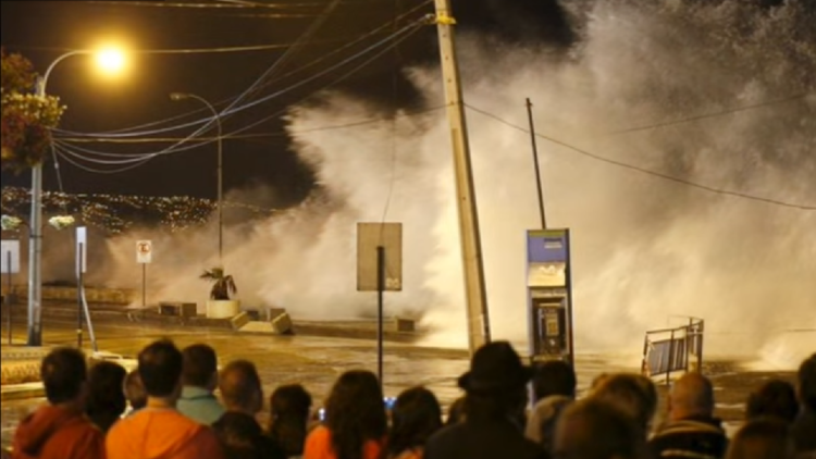 Así son las gigantescas olas en Chile que destrozan todo a su paso