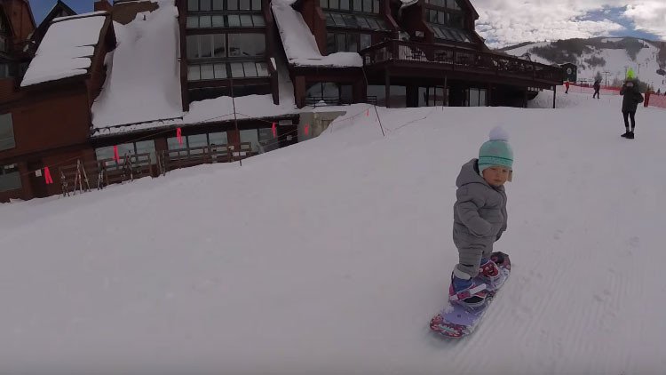 Un adorable pequeño 'snowboardista' enamoró la Red con este video viral
