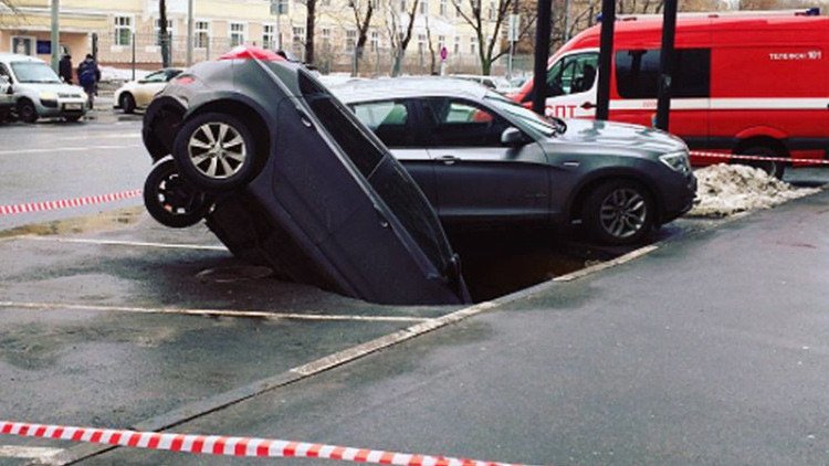 Video: En Moscú un socavón se traga dos coches en un aparcamiento