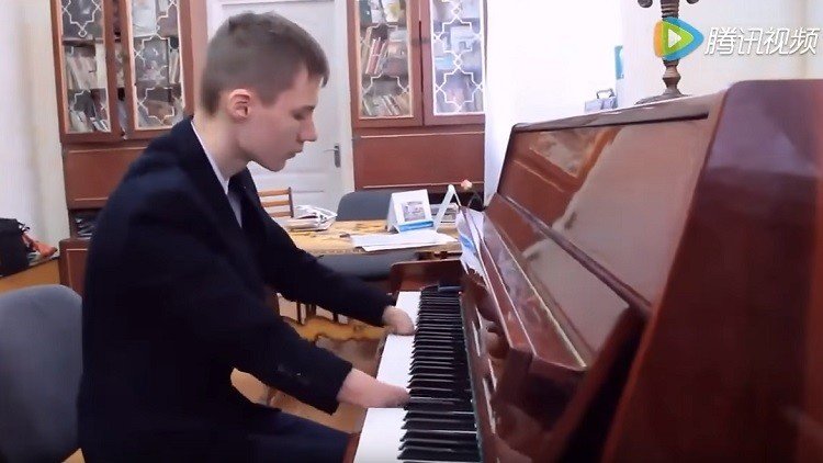 Nada es imposible: un adolescente ruso sin manos toca el piano con gran maestría