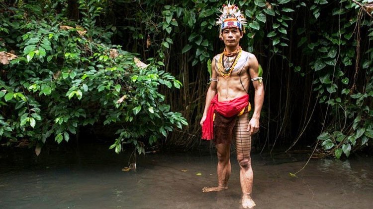 Escondidos del mundo moderno: un fotógrafo revela la vida diaria de una tribu indonesia (fotos)