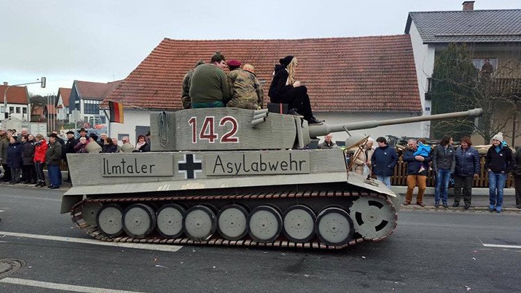 Alemania: Aparece un tanque nazi anti-inmigrante en un carnaval de Baviera
