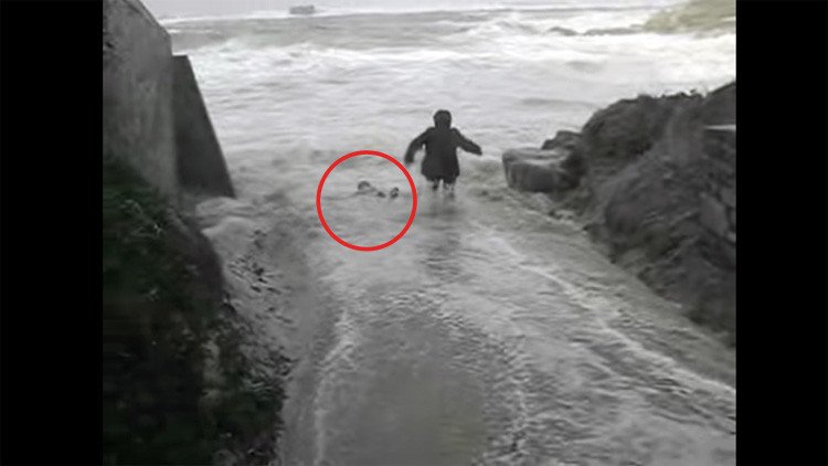 Una pareja de jubilados es arrastrada por las olas en medio de una tormenta