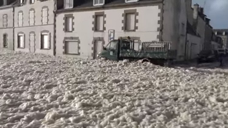 Video: Un 'tsunami de espuma' invade una localidad francesa