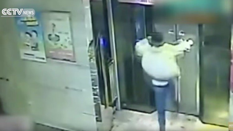 Un joven borracho se pelea con un ascensor… y el ascensor gana