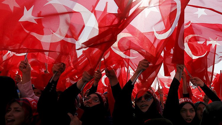 'Le Monde': "La paranoia de las autoridades turcas está en su apogeo"