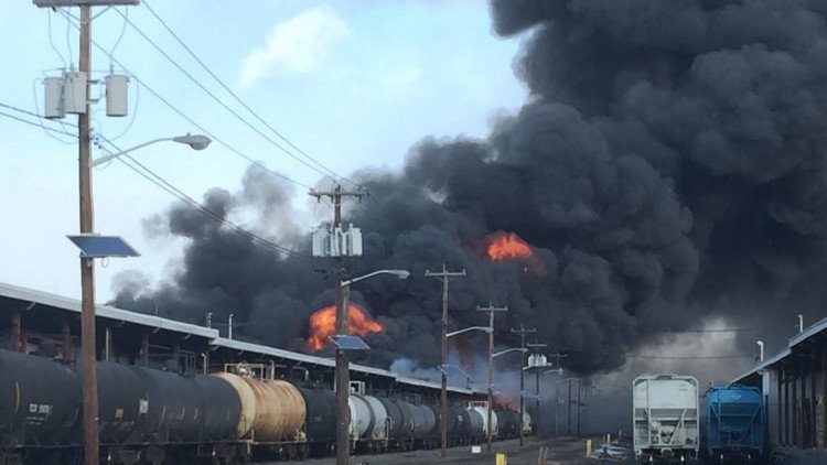 EE.UU.: Un gran incendio se produce en un depósito de trenes en Nueva Jersey (fotos, video)
