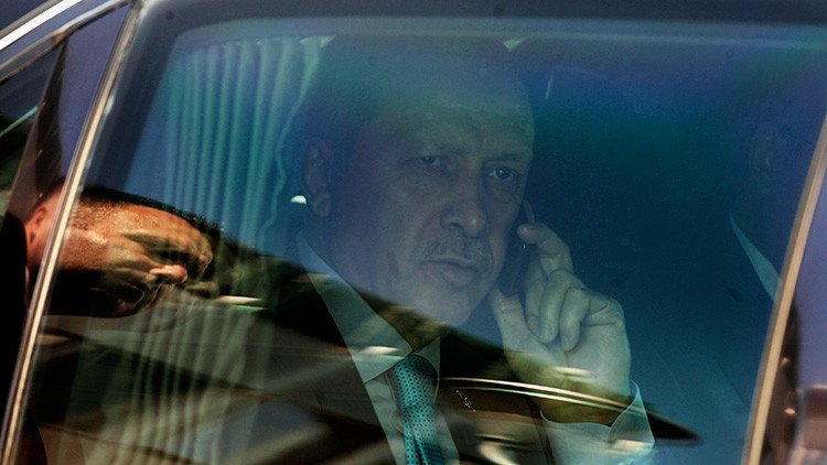 Video: Humoristas rusos hablan con el presidente turco haciéndose pasar por el presidente de Ucrania