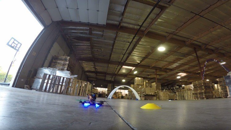 Video de vértigo: Alocada carrera de drones en un almacén