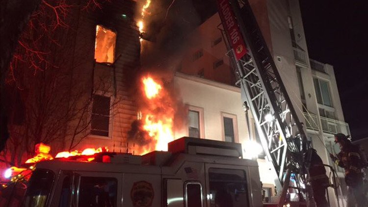 Video, fotos: Arde un edificio de tres pisos en Nueva York 