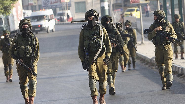 Video: Imágenes registran a un soldado israelí antes de 'picanear' a un preso palestino