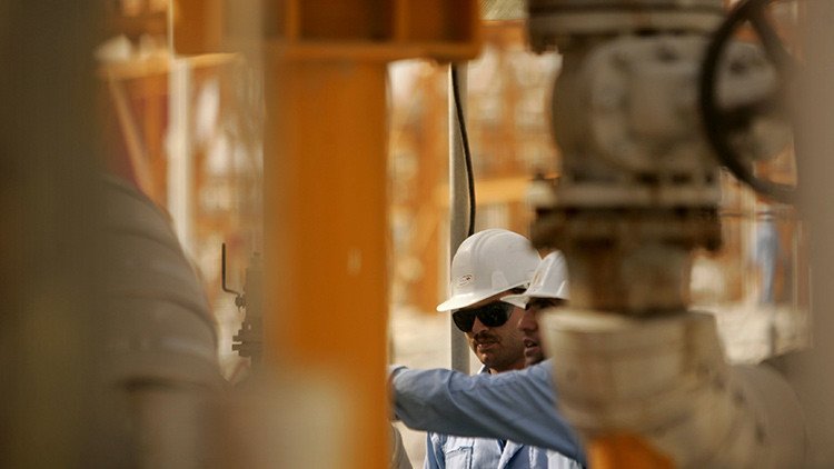 Irán acepta congelar la producción de petróleo