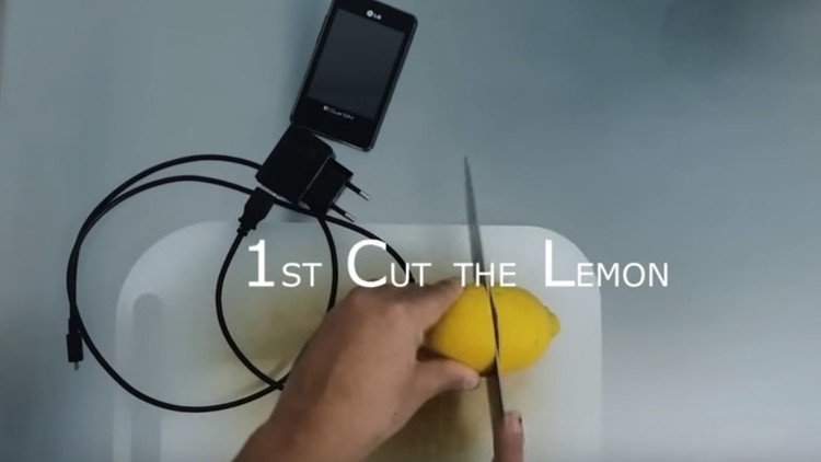 Video viral: cómo 'cargar' un teléfono móvil con un limón 