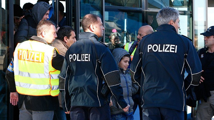 Recibimiento hostil: una agresiva multitud hace llorar a un niño refugiado en Alemania (video)