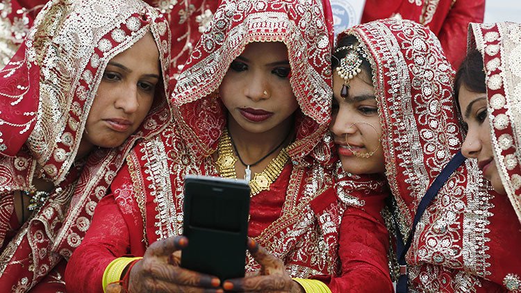 Menos charla y más trabajo: una aldea india prohíbe a las mujeres solteras usar celulares