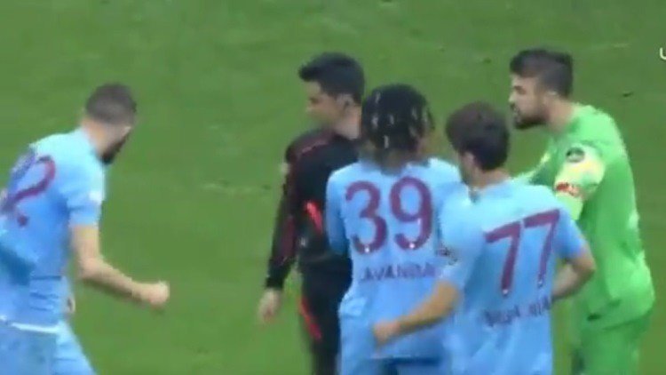 Un futbolista turco le muestra la tarjeta roja al árbitro