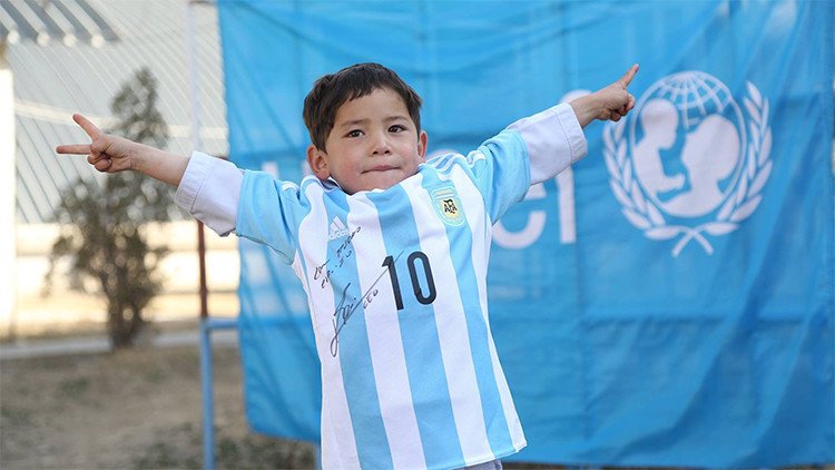 "Le encanto a Messi": El futbolista cumple el sueño del niño afgano de la 'camiseta' 
