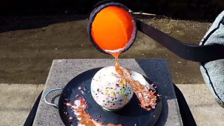 ¿Qué pasa si se vierte cobre fundido sobre una bola de caramelo? El resultado sorprende 