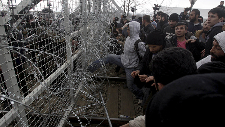 Video: Refugiados fuerzan la valla en la frontera entre Grecia y Macedonia
