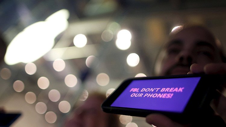 Juez: Gobierno de EE.UU. no puede obligar a Apple a 'hackear' un iPhone