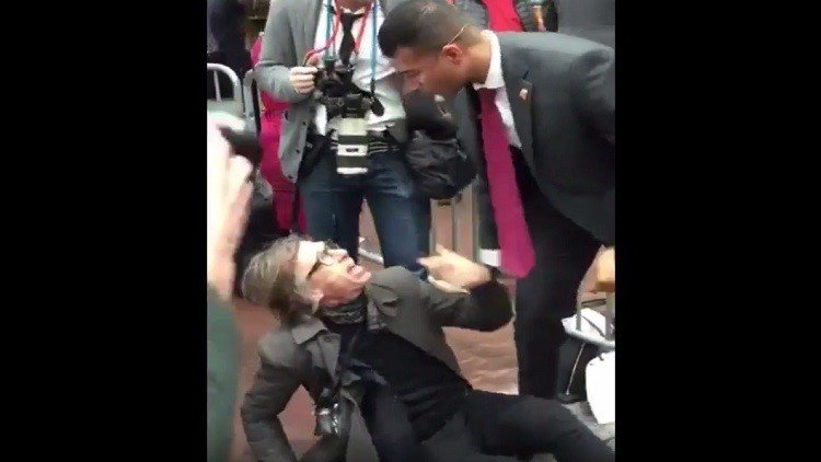 Un agente de seguridad golpea violentamente a un reportero en un mitin de Trump