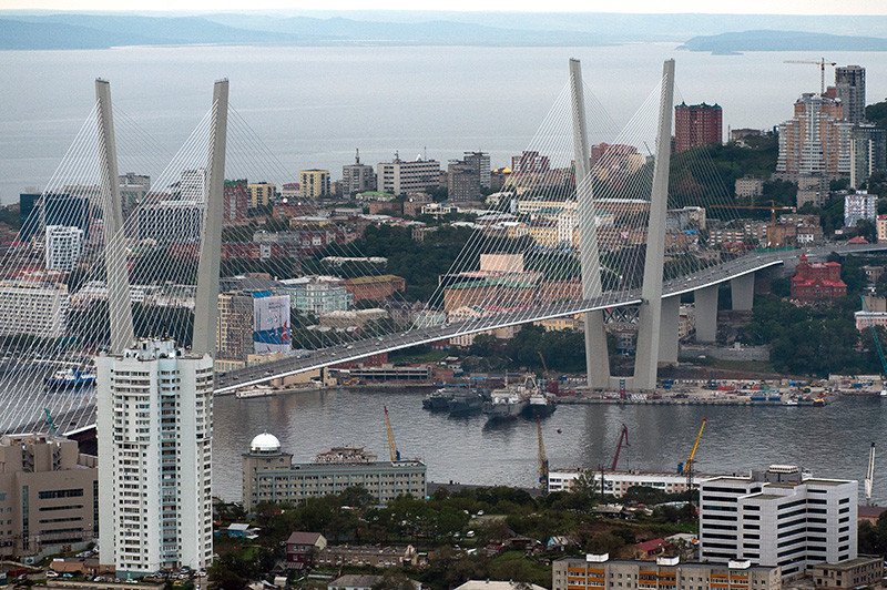Владивосток разница. Мост Владивосток Китай. Мост из Владивостока в Китай. Владивосток набережная Китай. Владивосток вид на Китай.