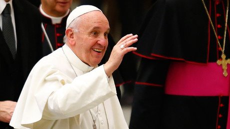 Una nueva broma del papa Francisco sorprende a una reportera mexicana (video)