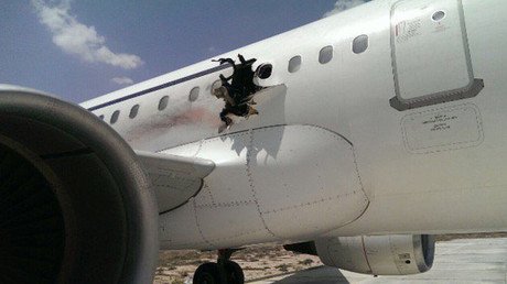 Publican un video del salón del avión que siguió volando pese a tener el fuselaje agujereado